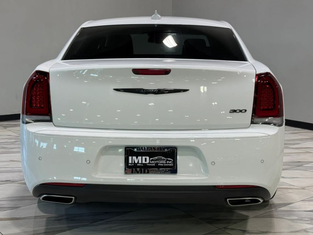 2023 Chrysler 300 Image 7