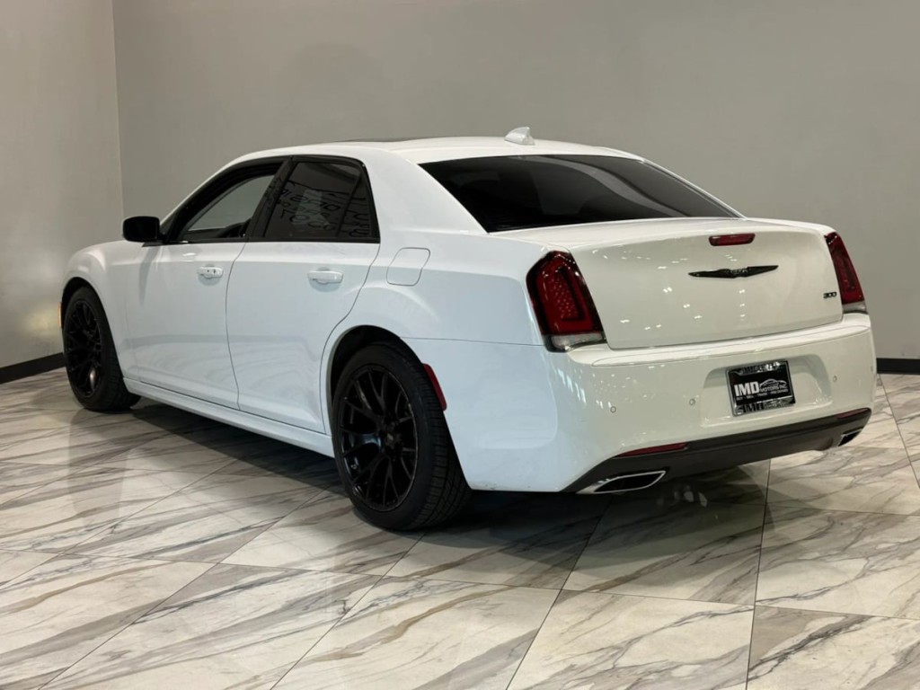 2023 Chrysler 300 Image 8