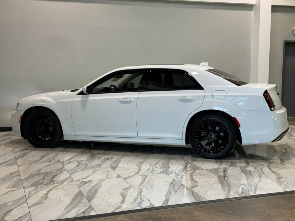 2023 Chrysler 300 Image 9