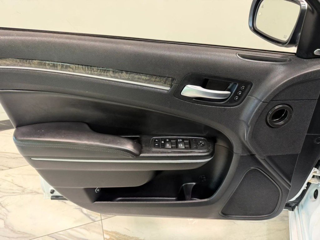 2023 Chrysler 300 Image 12