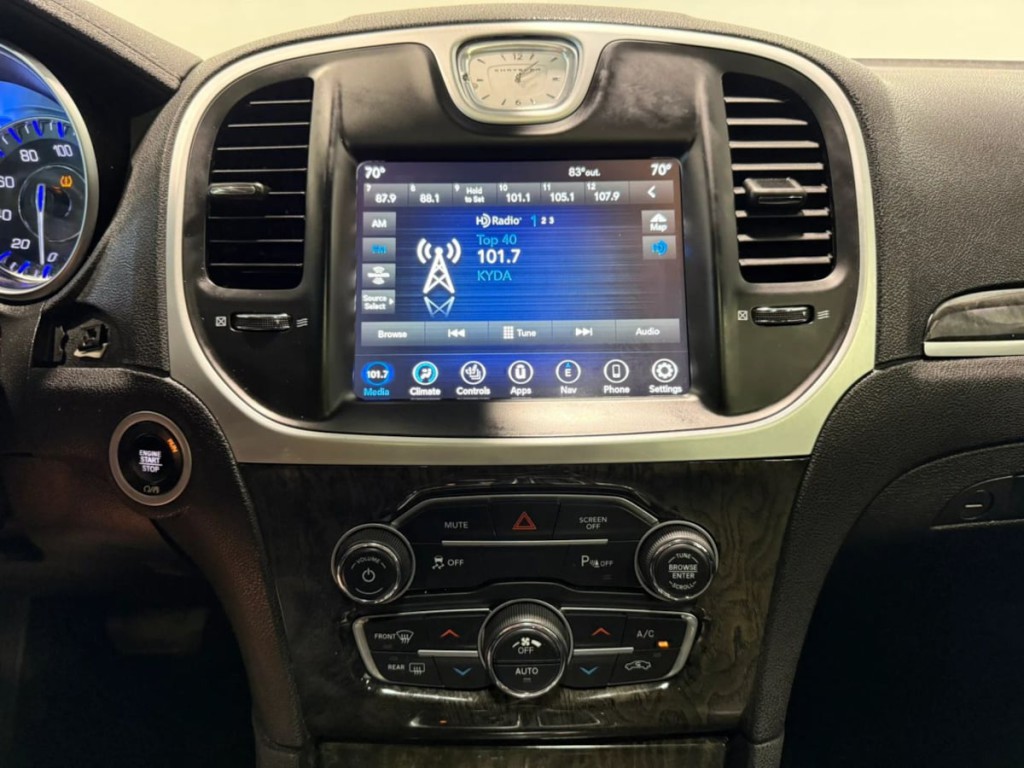 2023 Chrysler 300 Image 21