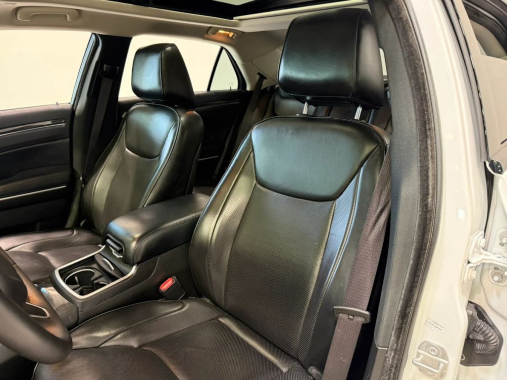 2023 Chrysler 300 Image 25