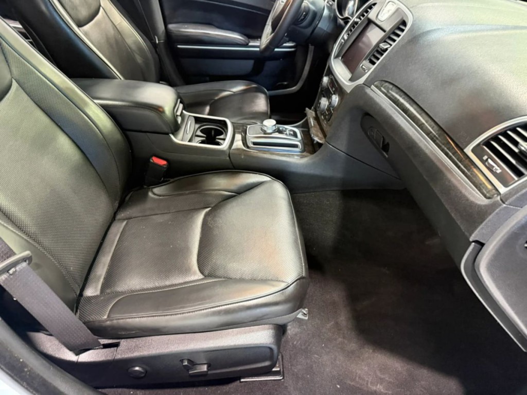 2023 Chrysler 300 Image 30