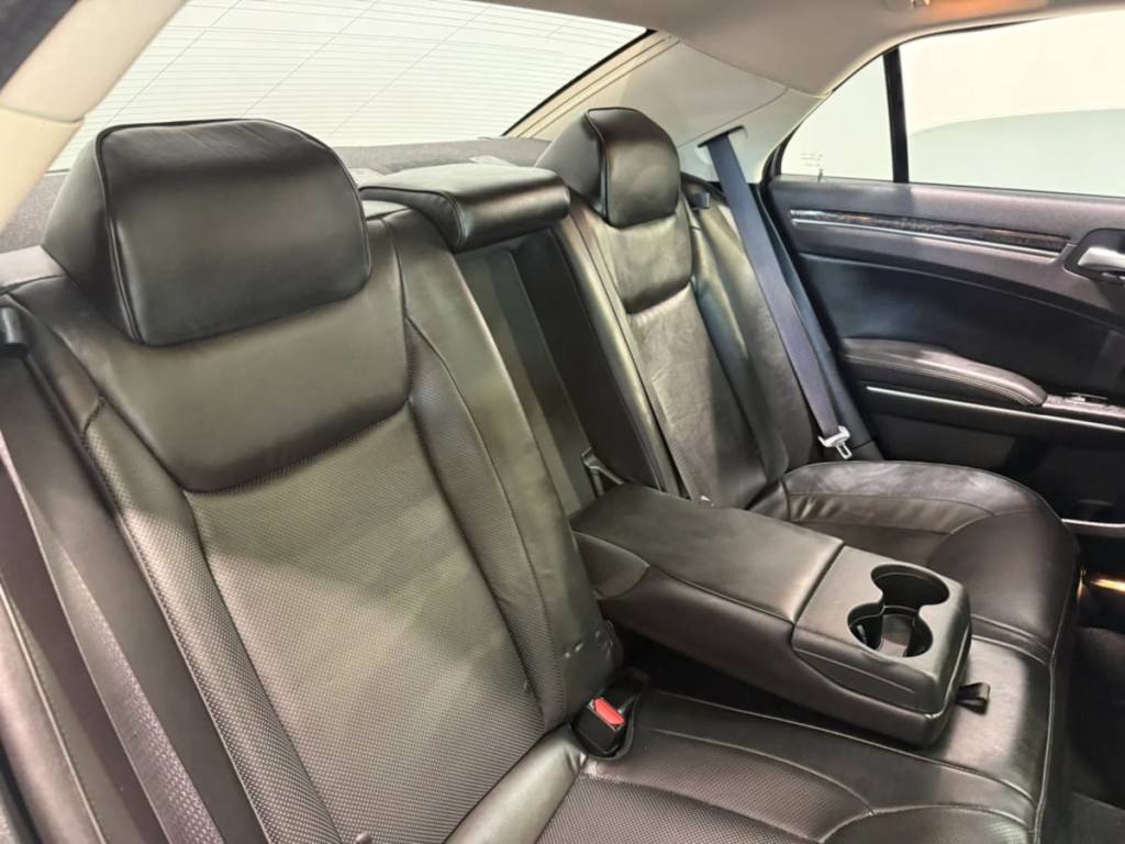 2023 Chrysler 300 Image 32