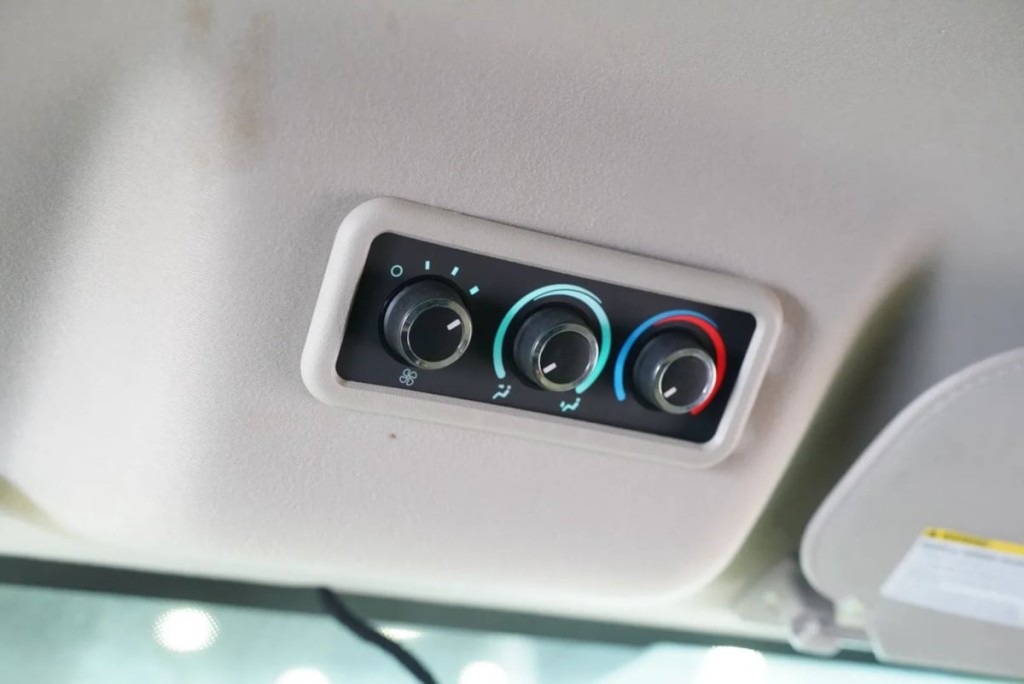2020 Chevrolet Express Image 22