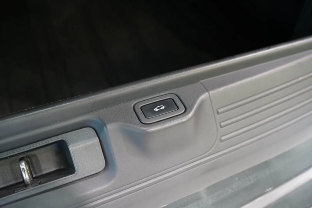 2018 Land Rover Range Rover Image 37