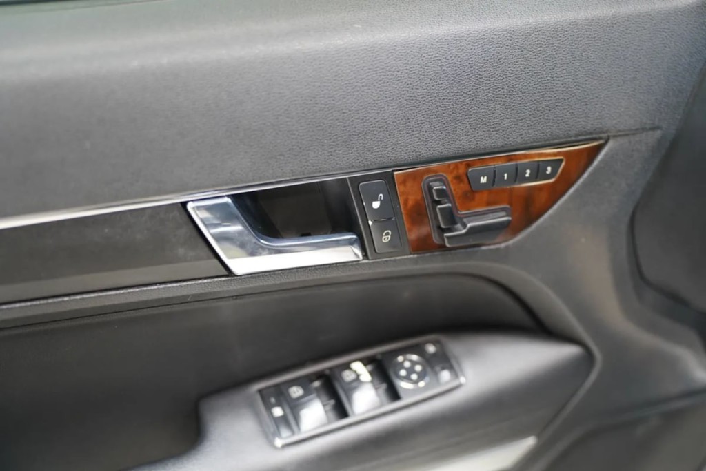 2010 Mercedes-Benz E-Class Image 12