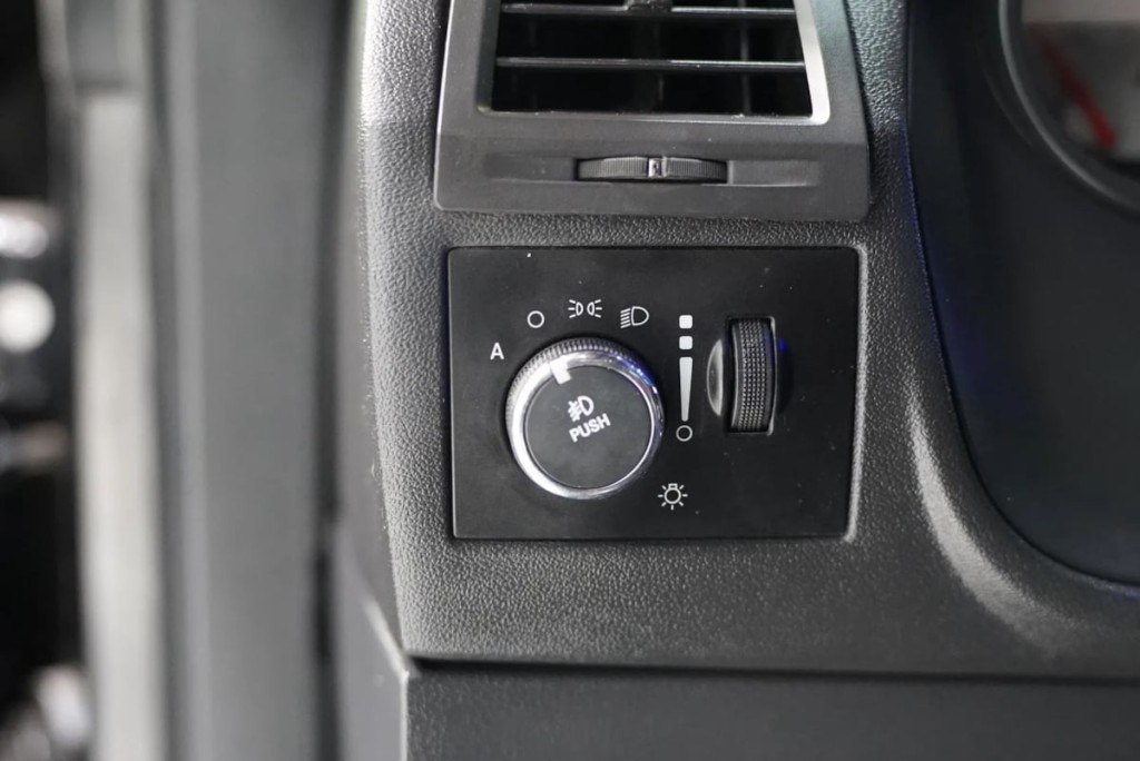 2013 Dodge Challenger Image 18