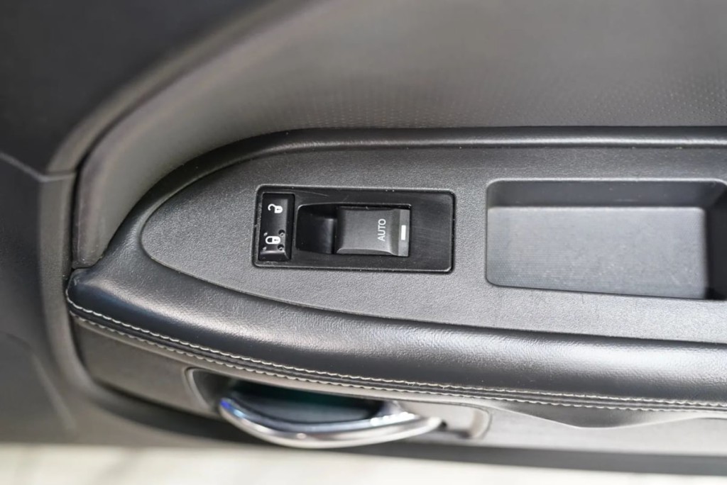 2013 Dodge Challenger Image 35