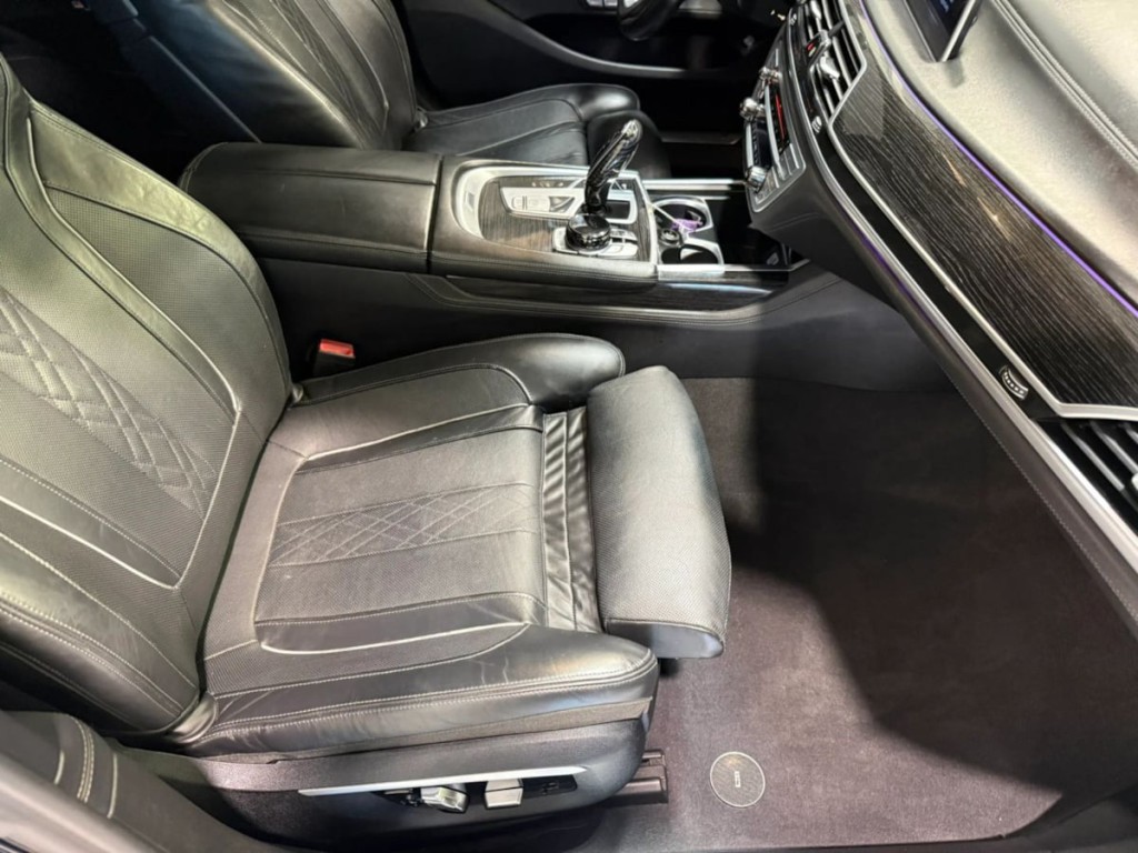 2017 BMW 7 Series Image 26