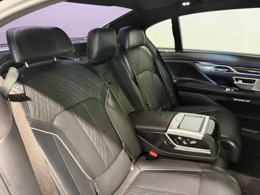 2017 BMW 7 Series Image 28