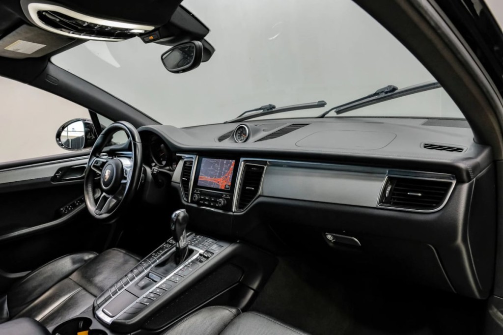 2017 Porsche Macan Image 16