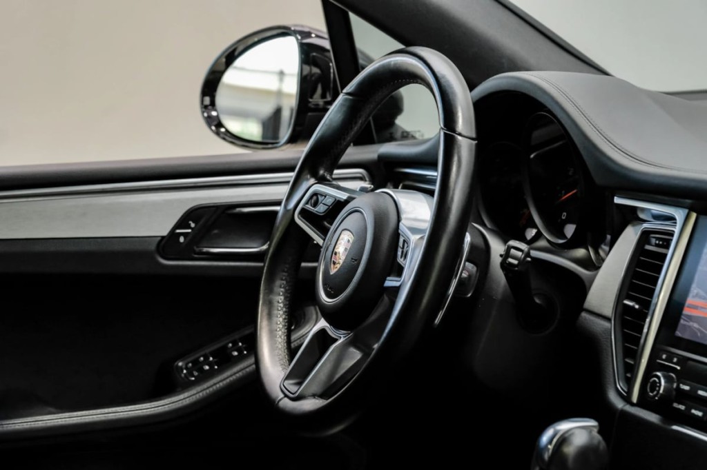 2017 Porsche Macan Image 17