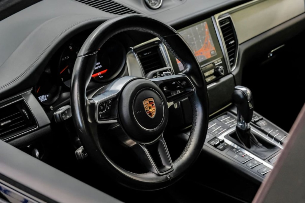 2017 Porsche Macan Image 19