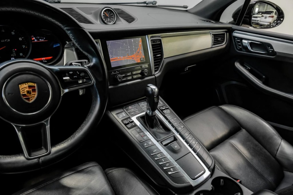 2017 Porsche Macan Image 28