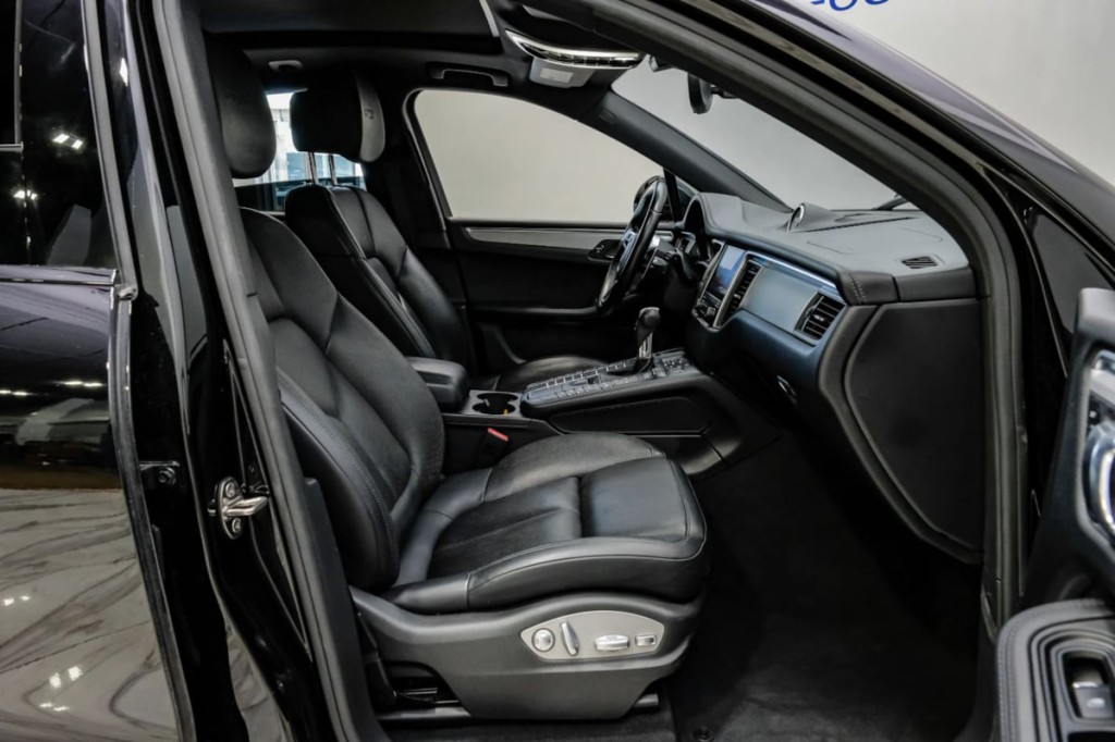 2017 Porsche Macan Image 35