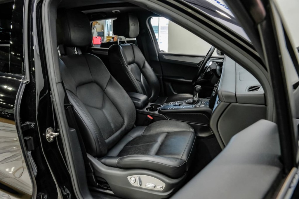 2017 Porsche Macan Image 36