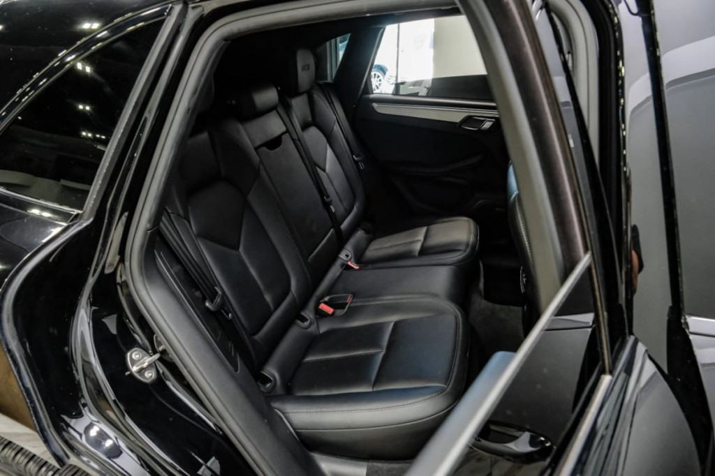 2017 Porsche Macan Image 37