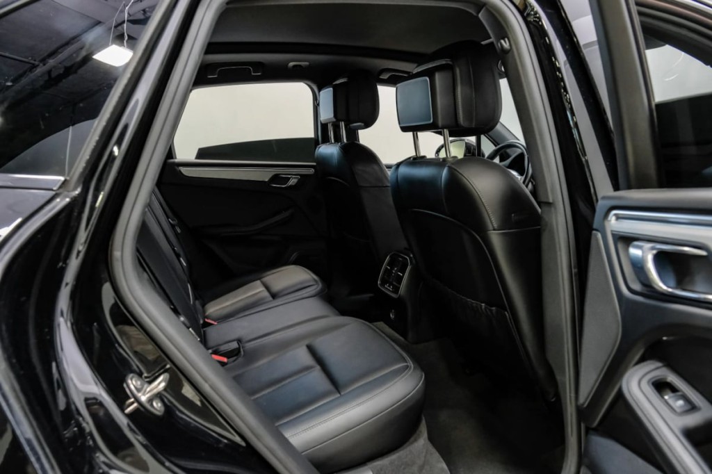 2017 Porsche Macan Image 38
