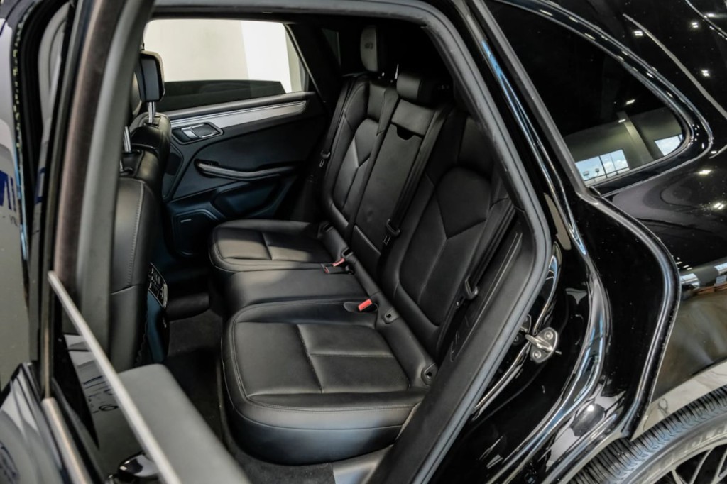 2017 Porsche Macan Image 40