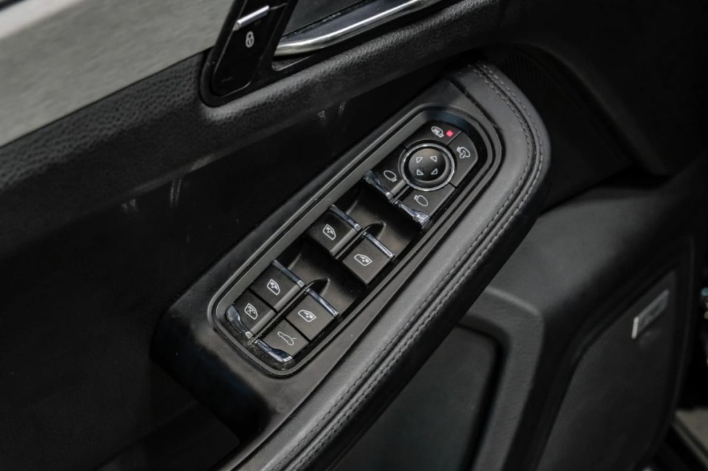 2017 Porsche Macan Image 44