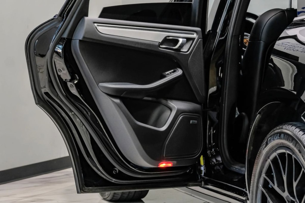 2017 Porsche Macan Image 46