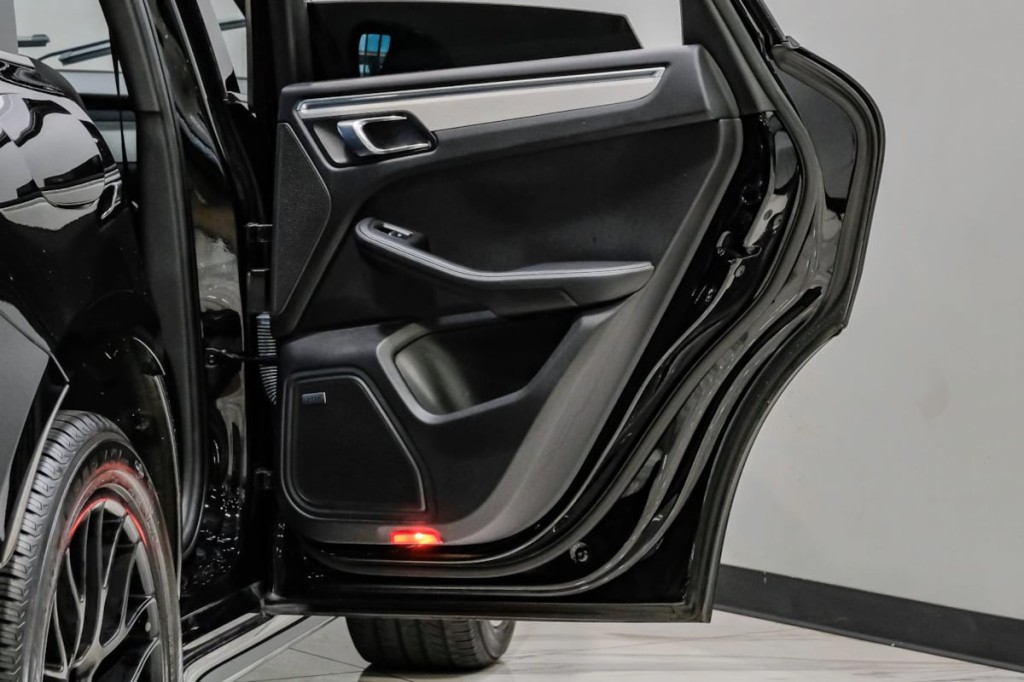 2017 Porsche Macan Image 47