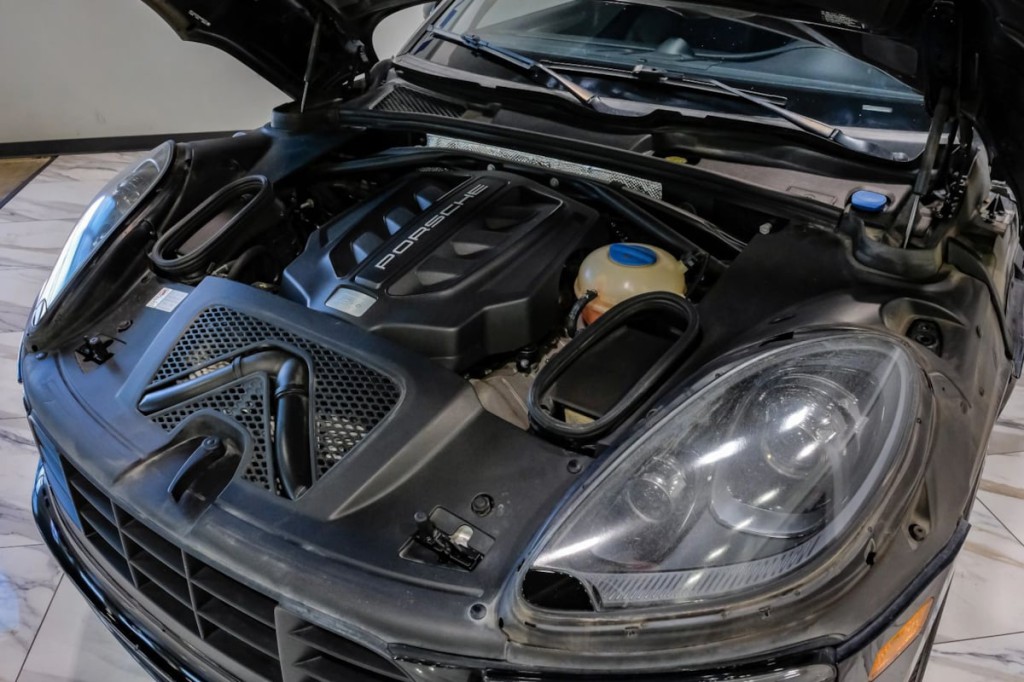 2017 Porsche Macan Image 50