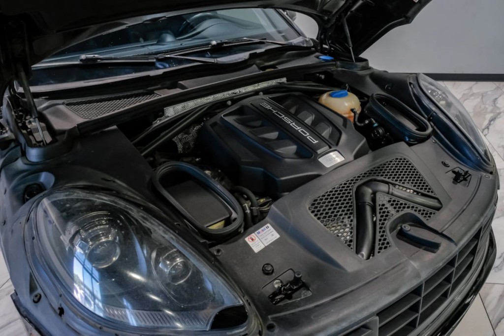2017 Porsche Macan Image 52