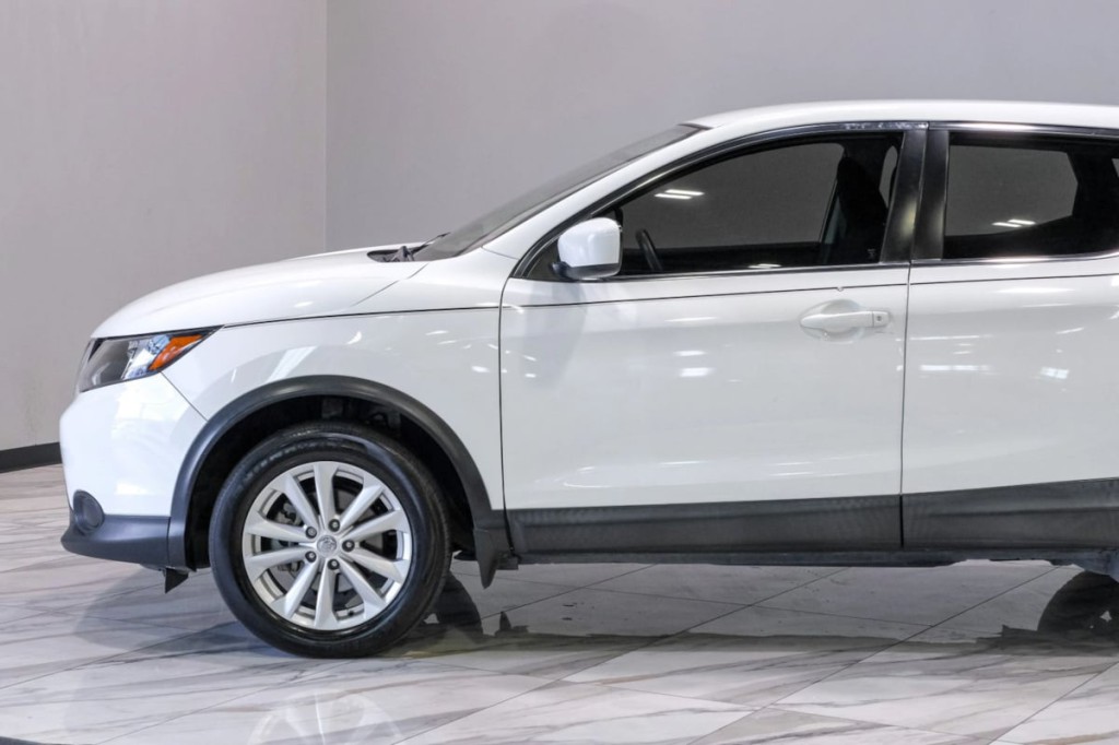 2018 Nissan Rogue Image 16