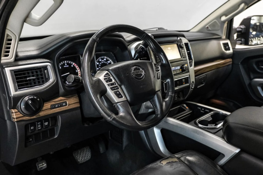 2016 Nissan Titan Image 5