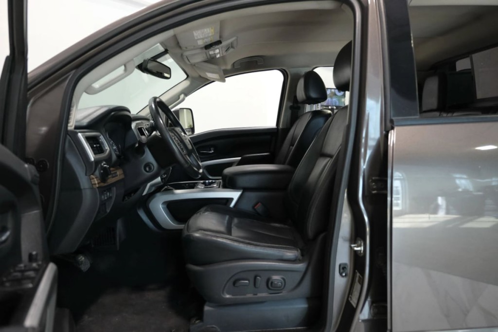2016 Nissan Titan Image 6