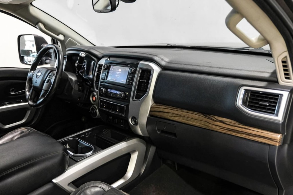 2016 Nissan Titan Image 14