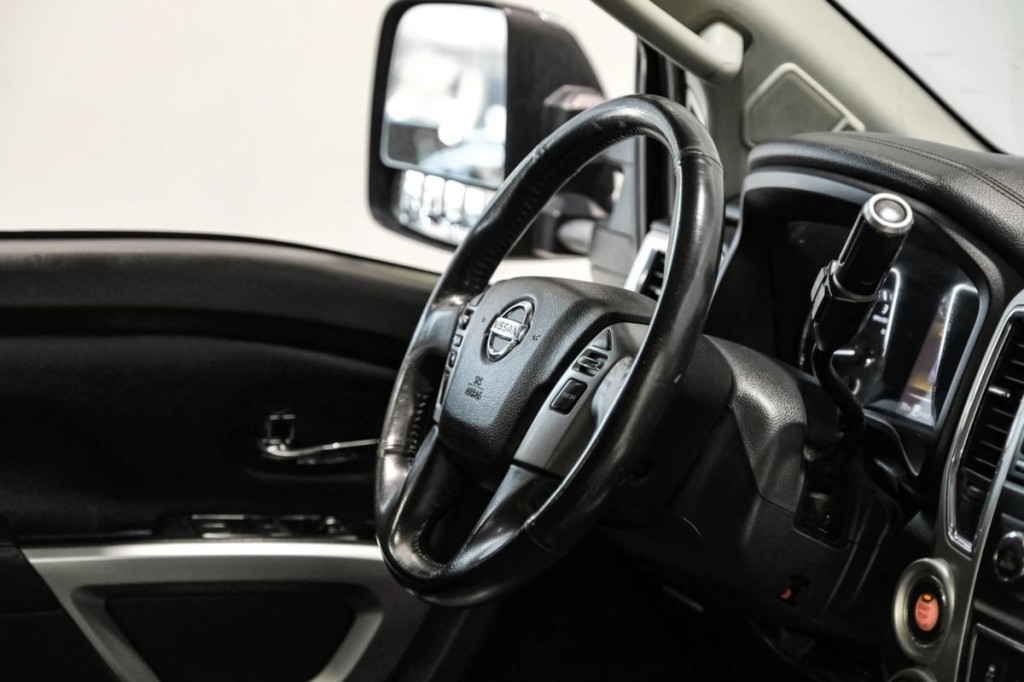 2016 Nissan Titan Image 15