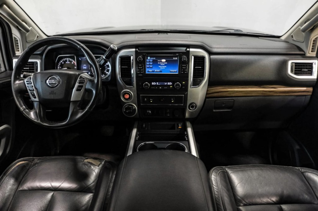 2016 Nissan Titan Image 16