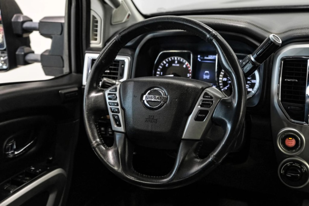 2016 Nissan Titan Image 17