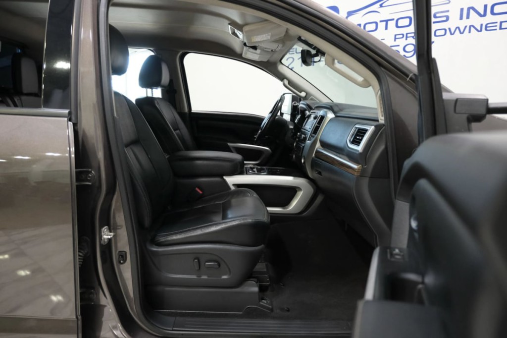 2016 Nissan Titan Image 30