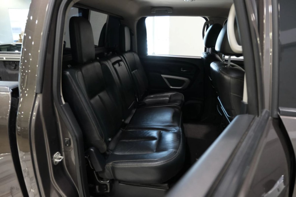 2016 Nissan Titan Image 32