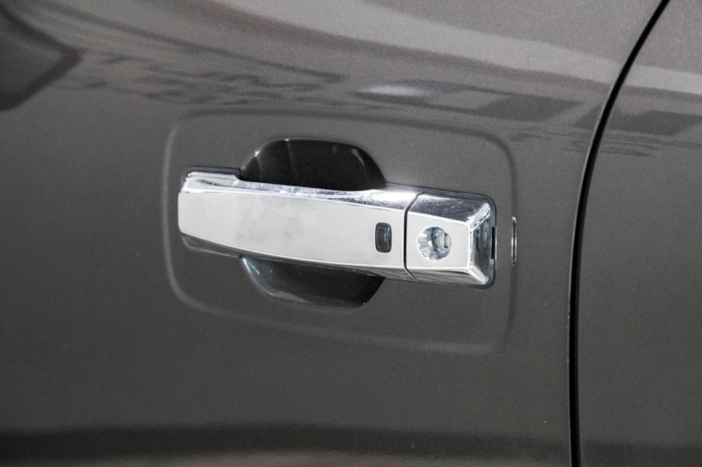 2016 Nissan Titan Image 36