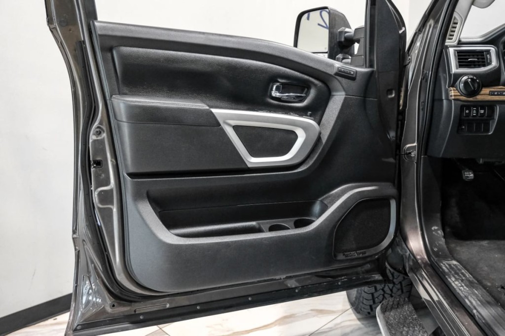 2016 Nissan Titan Image 38