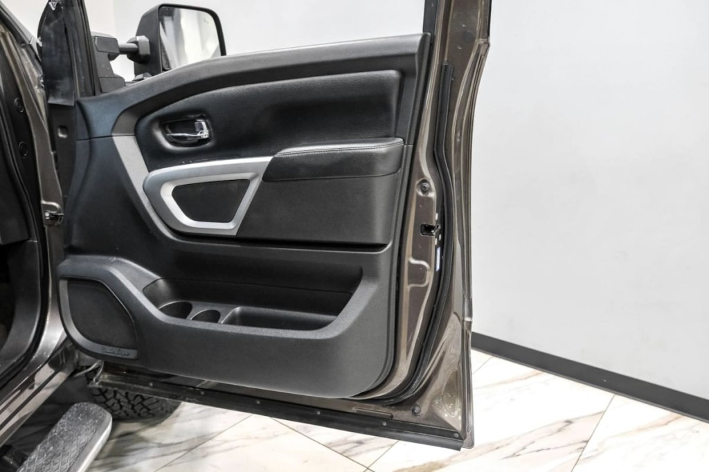 2016 Nissan Titan Image 40