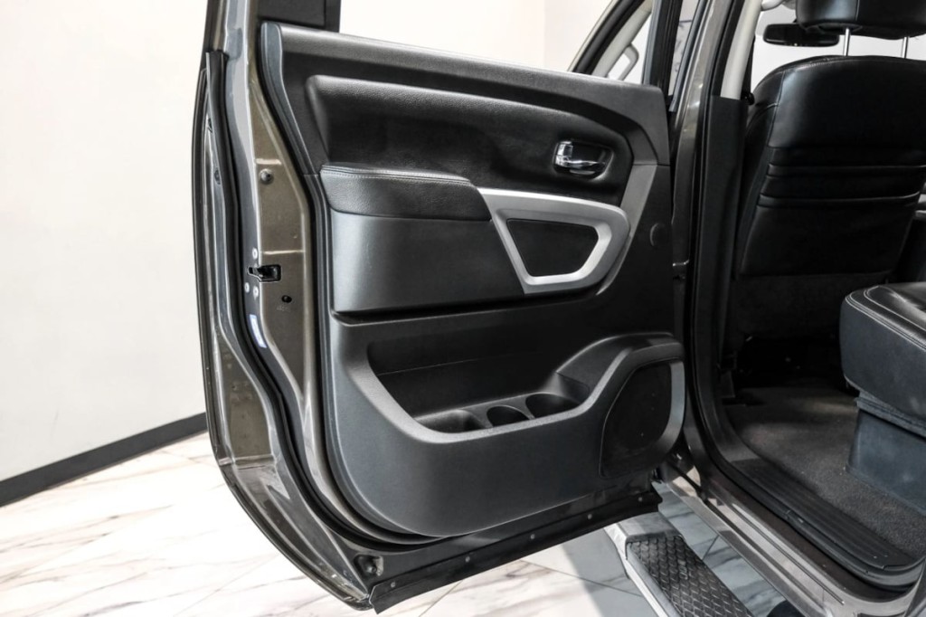 2016 Nissan Titan Image 41