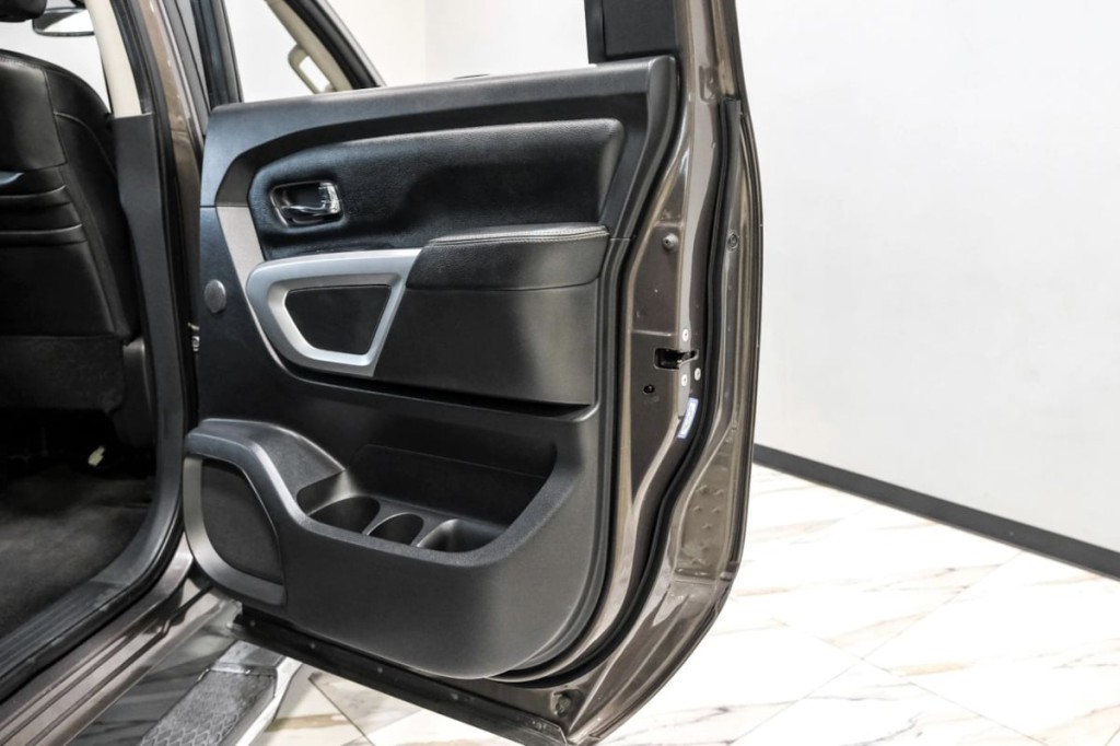 2016 Nissan Titan Image 42