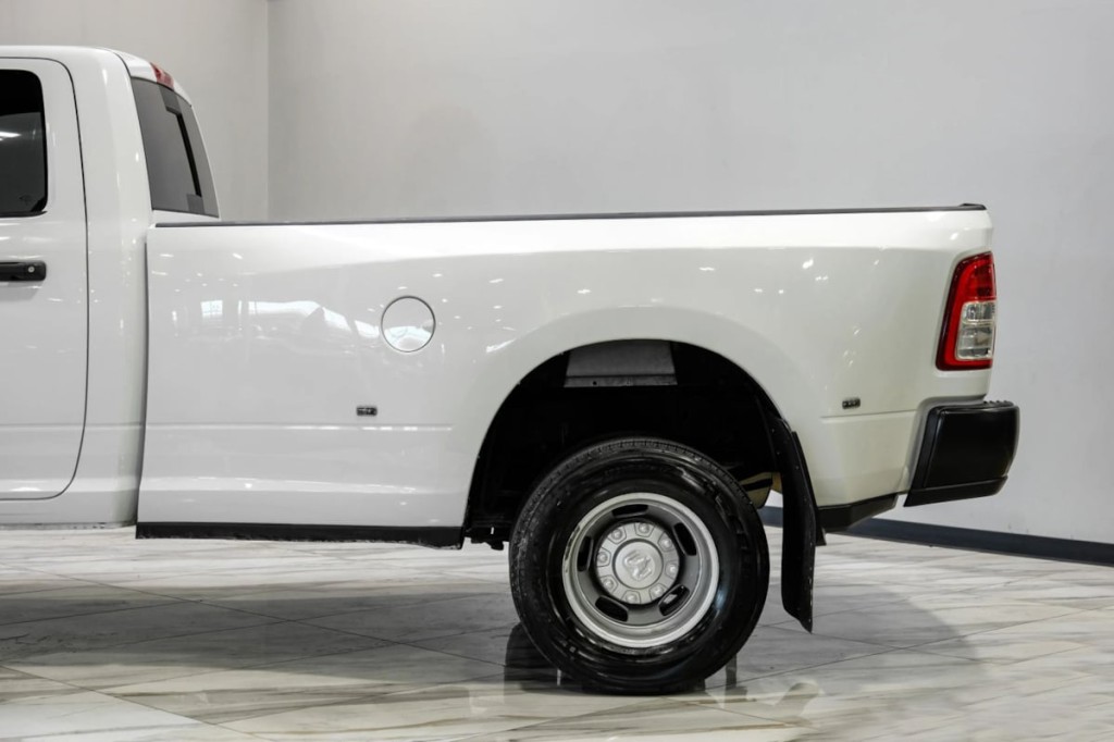 2022 RAM 3500 Image 17