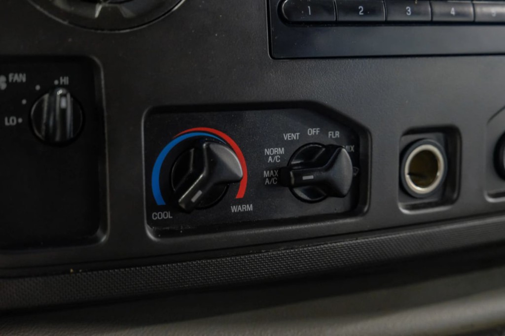 2012 Ford Econoline Image 28