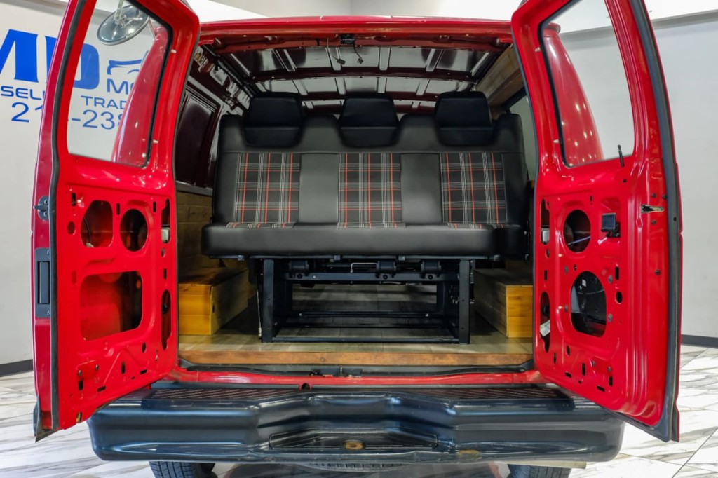 2012 Ford Econoline Image 55