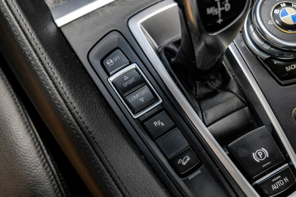 2016 BMW X6 Image 32