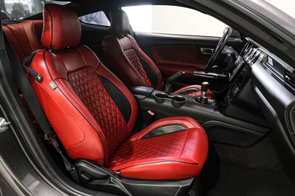 2017 Ford Mustang Image 32