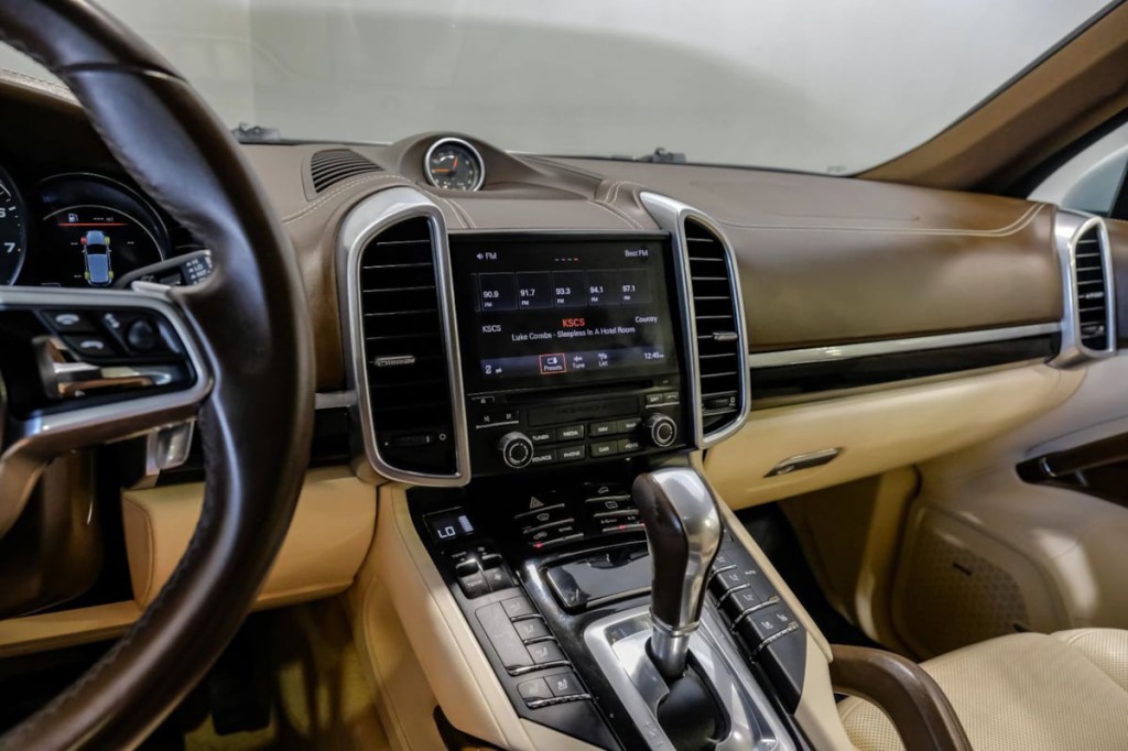 2017 Porsche Cayenne Image 38