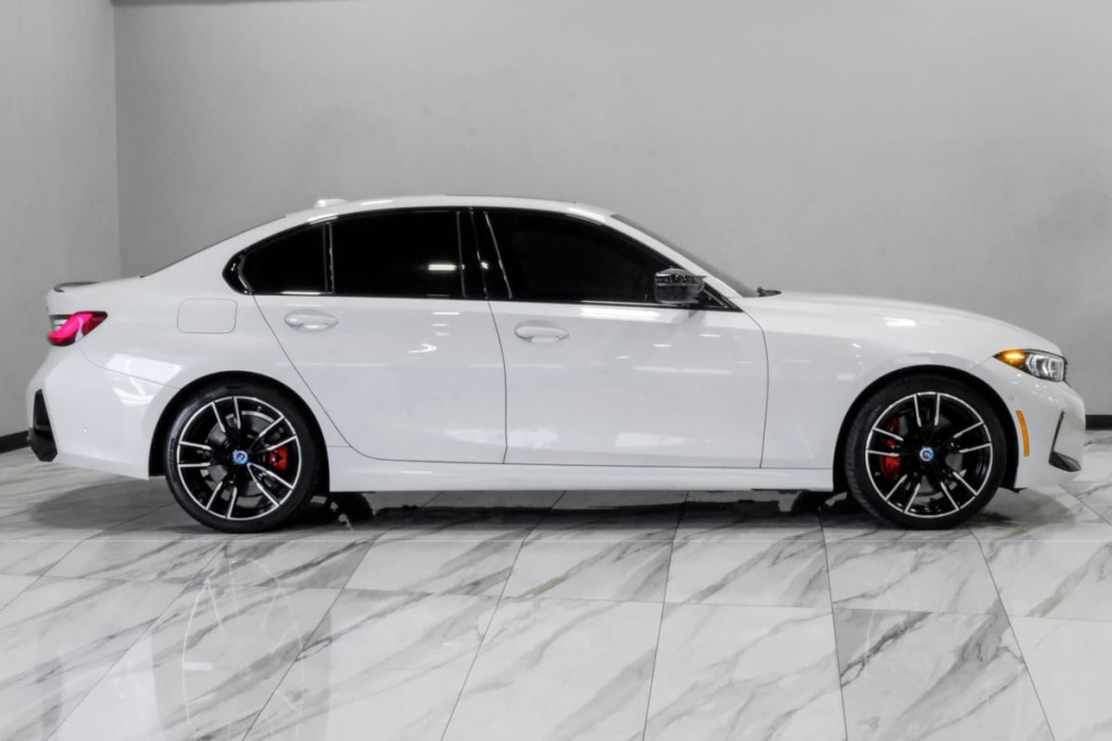 2024 BMW 3 Series Image 11